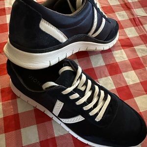 Vionic tennis shoes